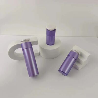 زجاجة مضخة ذات شكل قلب أكريليك بدون هواء مع طباعة حرير مخصصة وتصميم مضاد للكثافة للفصل التجميلي