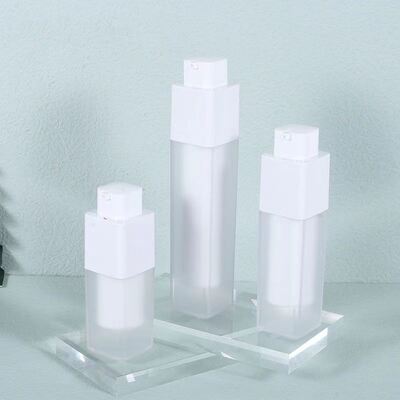 بيع بالجملة شكل مربع 15ml 30ml 50ml زجاجة مضخة بدون هواء مع مضخة قفل دوارية لمنتجات العناية بالبشرة
